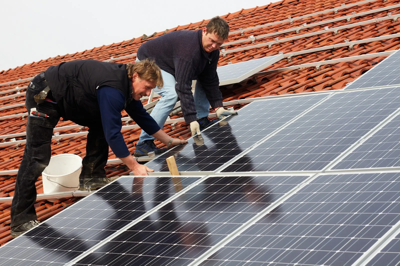 Dachdecker montieren Photovoltaik-Anlage